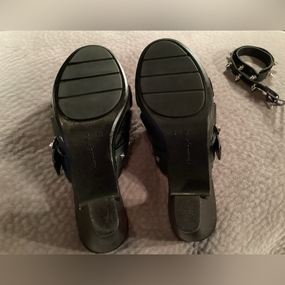 EUC America Eagle Black Womens Clogs. Studded, Chunky Heel Size: 8 - Picture 11 of 12